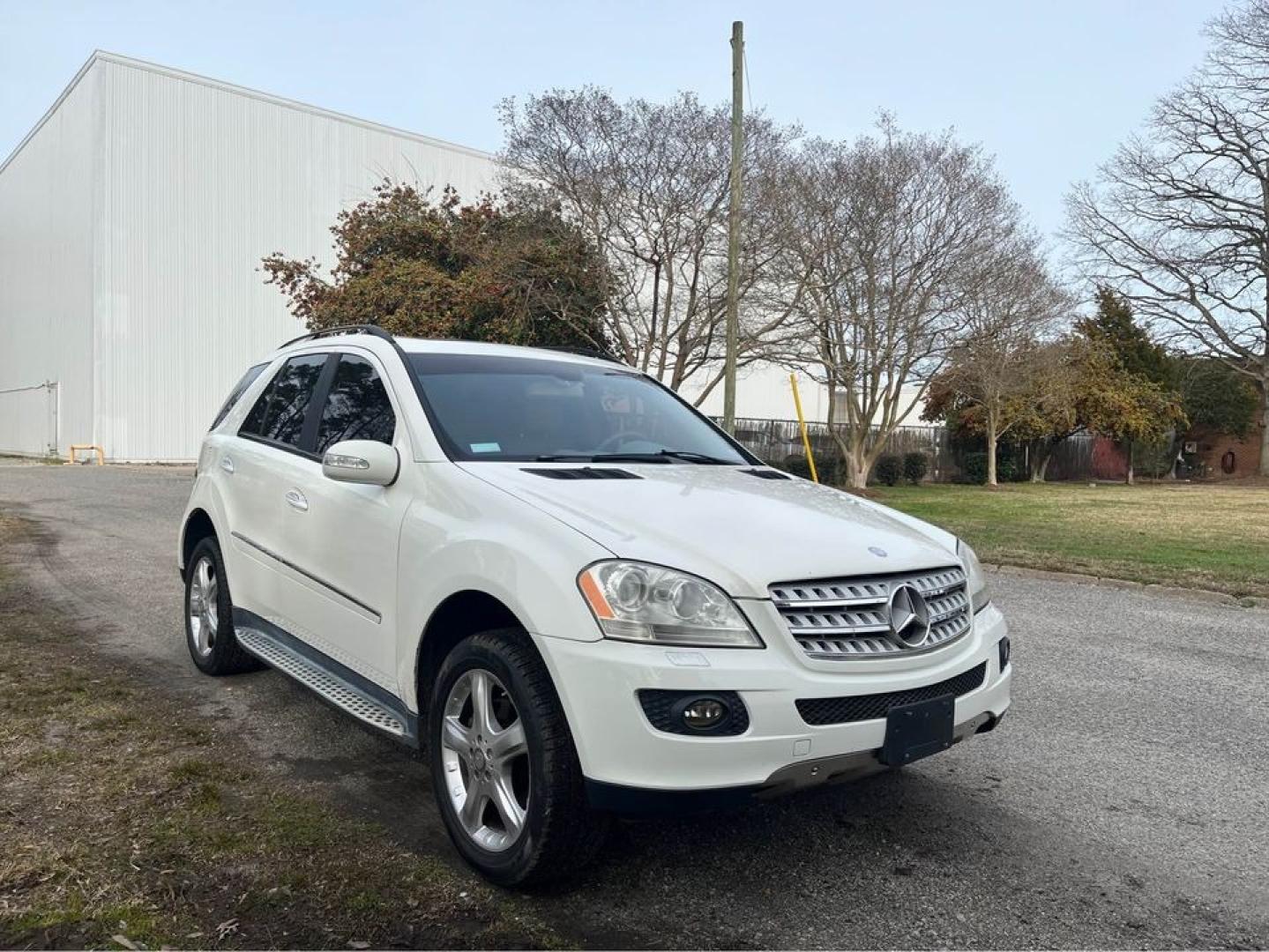 2008 WHITE /Tan Mercedes-Benz M-Class ML350 (4JGBB86E48A) with an 3.5L V6 DOHC 24V engine, 7-Speed Automatic Overdrive transmission, located at 5700 Curlew Drive, Norfolk, VA, 23502, (757) 455-6330, 36.841885, -76.209412 - Photo#1